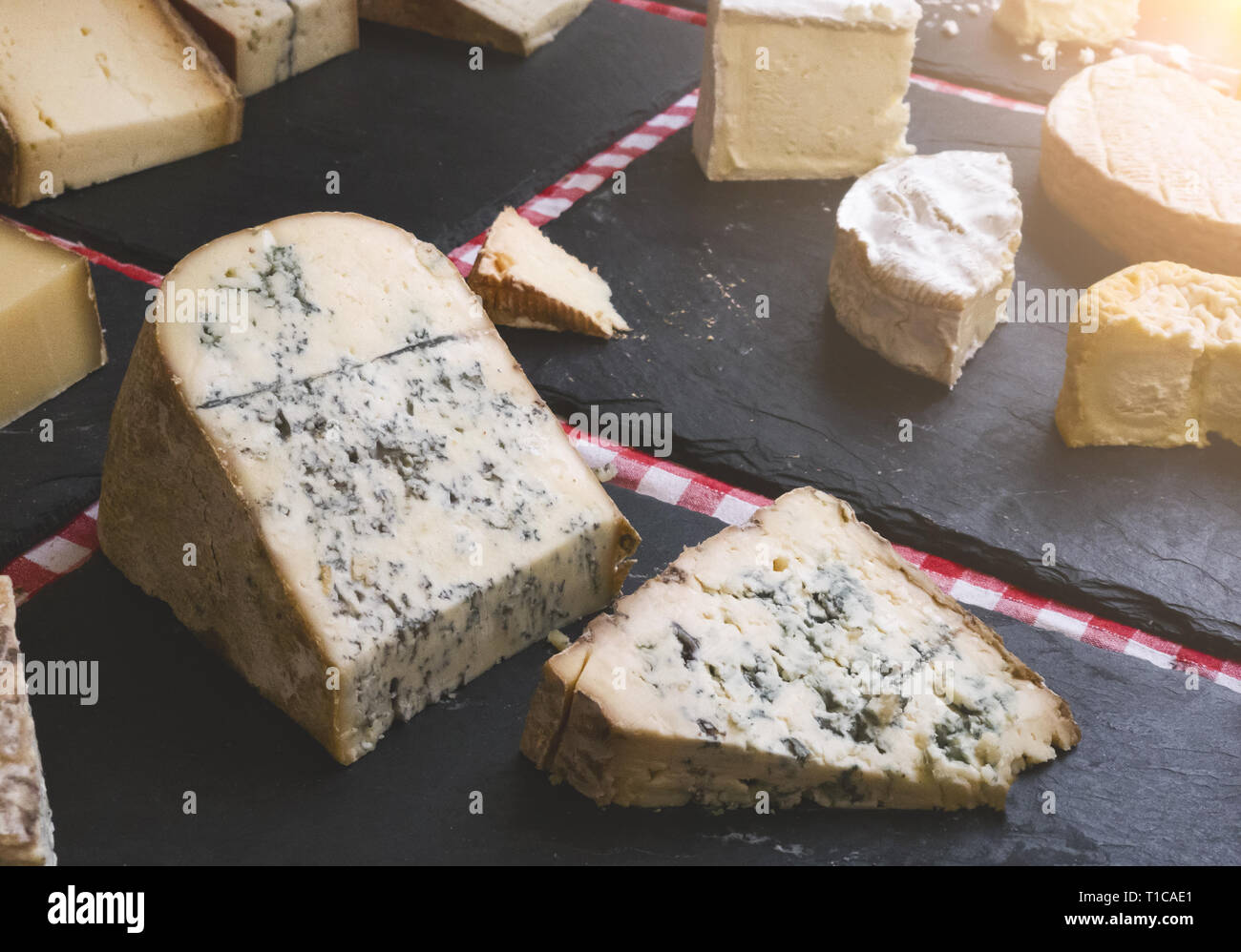 Scheiben Blauschimmelkäse auf dem Schwarzen Brett Stockfoto