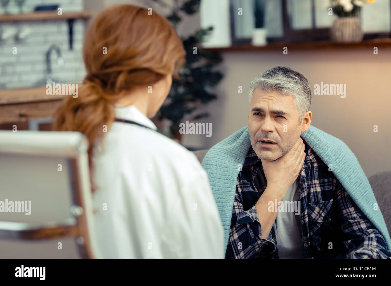 Unglücklich kranker Mann mit Halsschmerzen Stockfoto