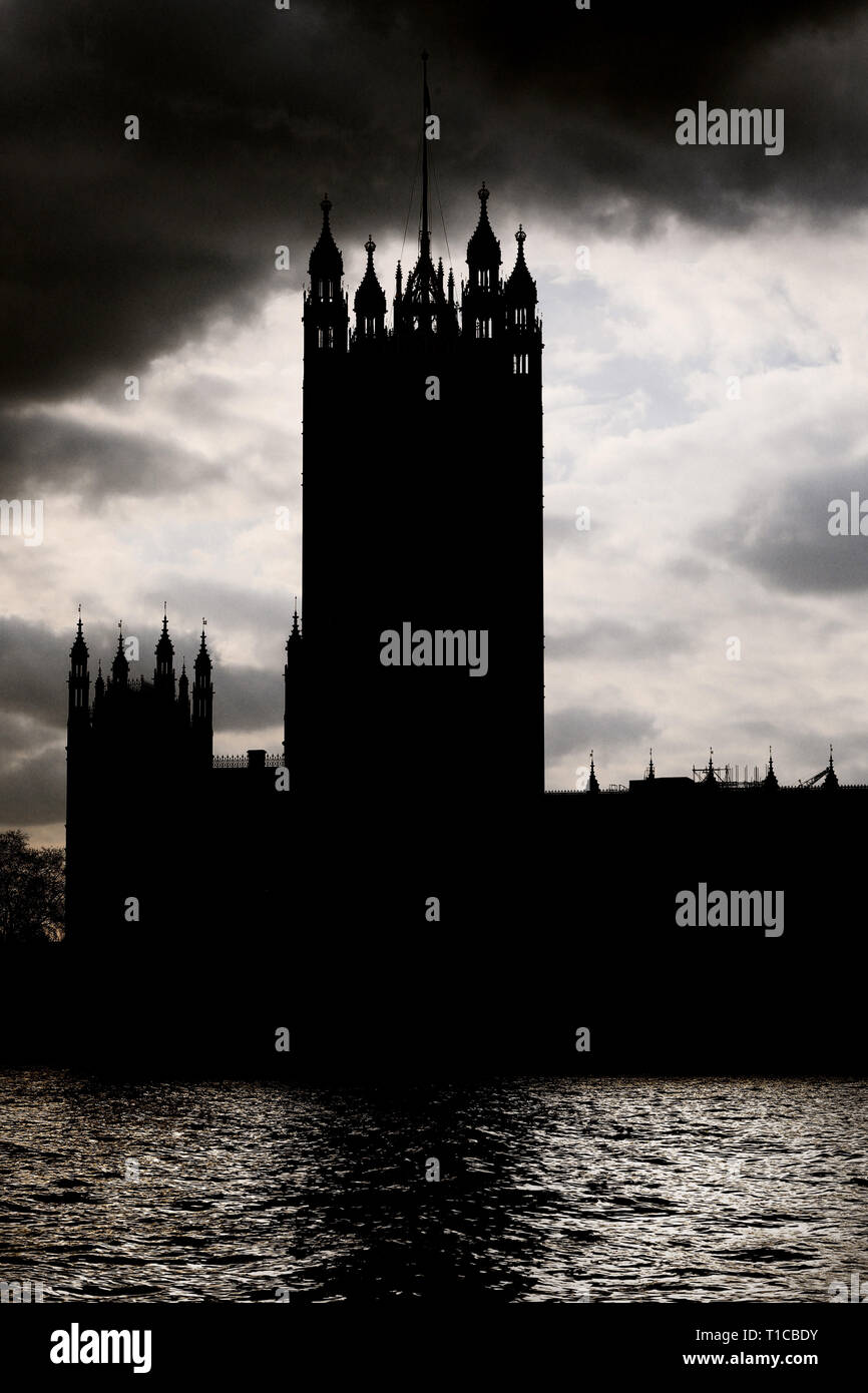 LONDON, das Parlament, den Palast von Westminster ist momenterally ummantelte unter einer Wolke als Parlament Debatten BREXIT wieder. Stockfoto