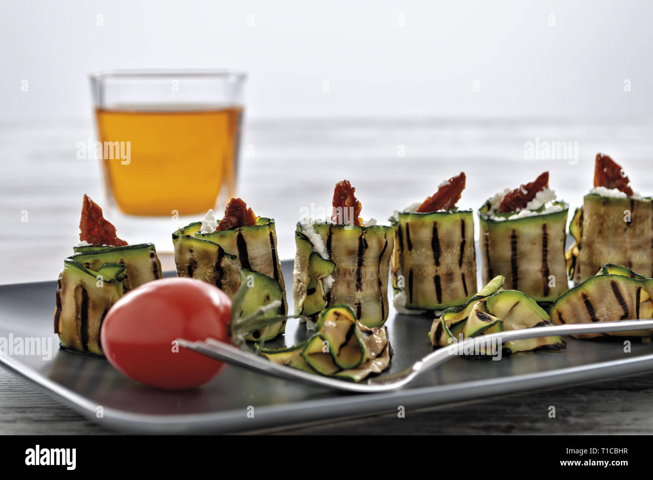 Zucchine grigliate arrotolate con Ricotta e Pomodoro secco Fronte Stockfoto