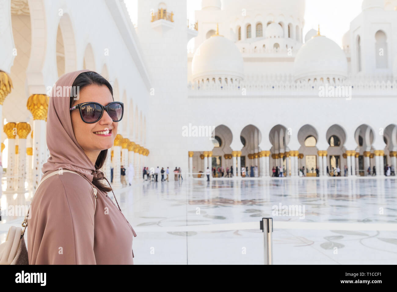 UAE/ABUDHABI - 15 DEZ 2018 - Frau mit Burka in der Großen Moschee. Stockfoto