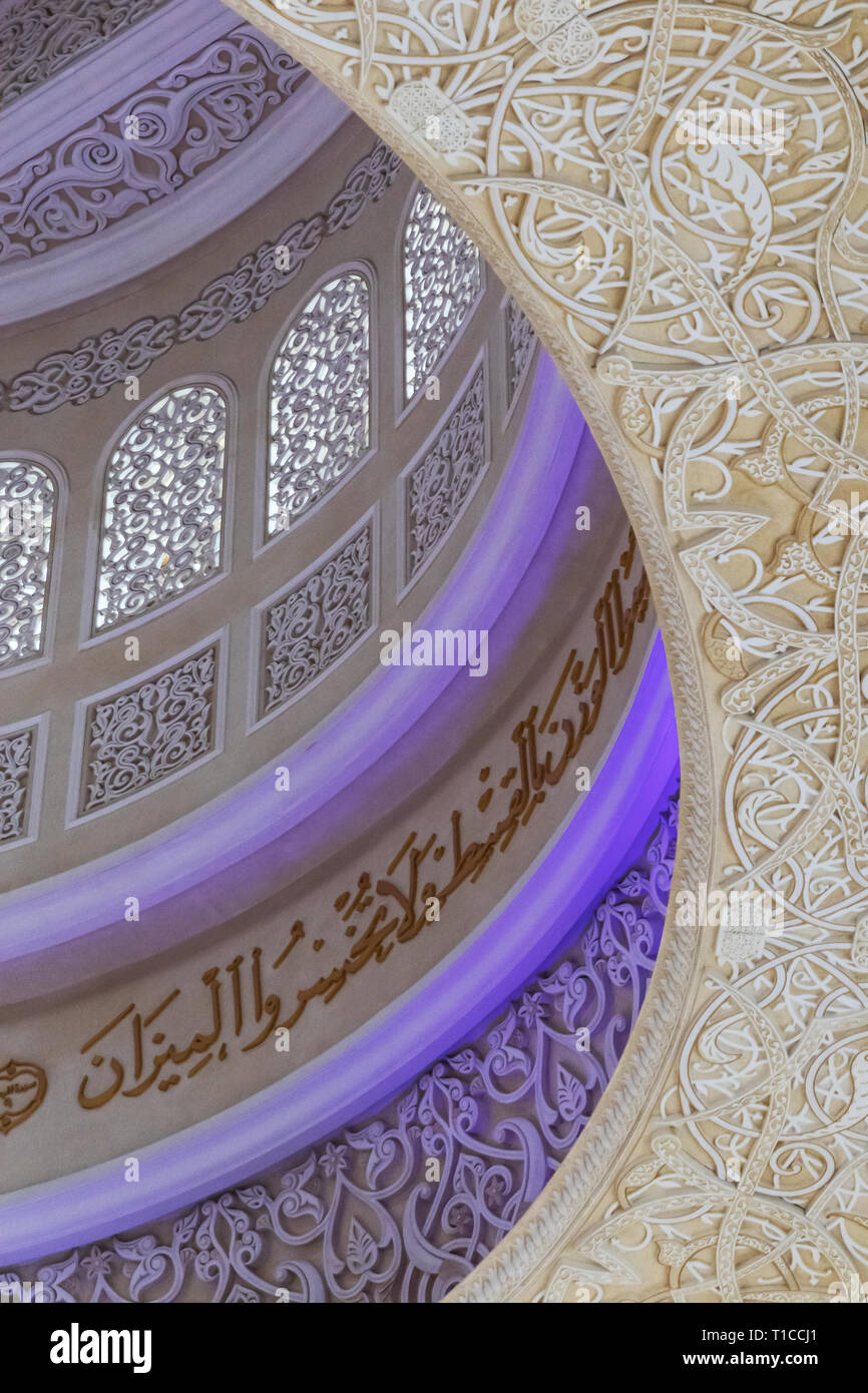 UAE/ABUDHABI - 15 DEZ 2018 - gestaltete Decke von der Großen Moschee, Abu Dhabi. UAE Stockfoto