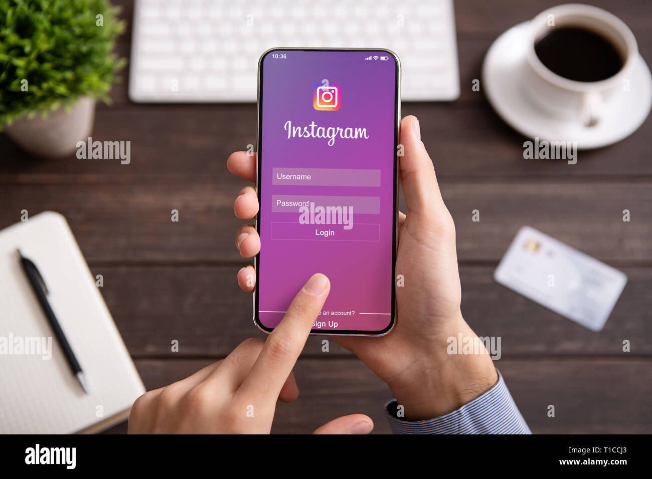 Charkow, Ukraine - Dezember 24, 2018: Mann hält das iPhone X Max mit Social Networking Service Instagram Anwendung auf dem Bildschirm. Stockfoto