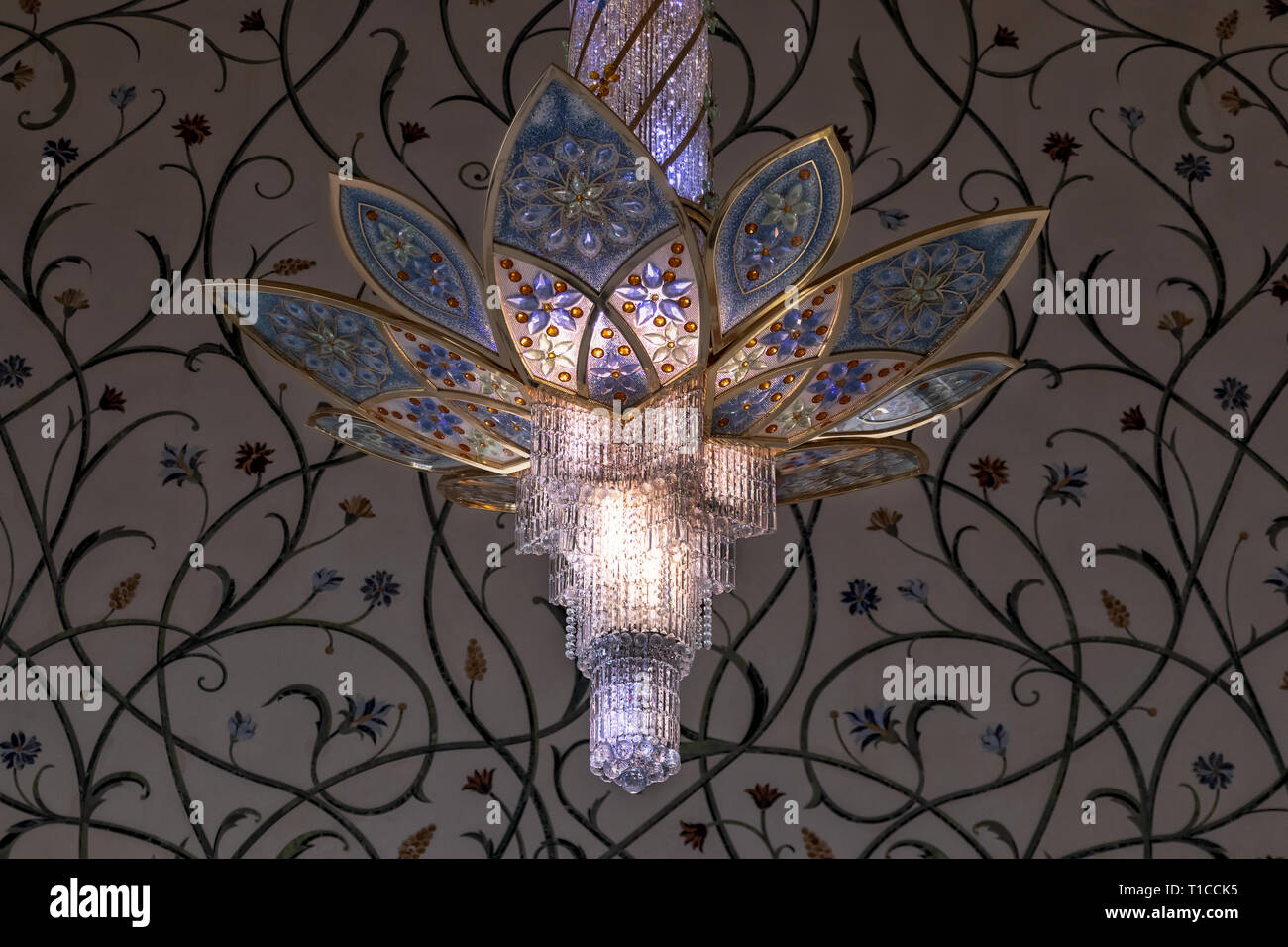UAE/ABUDHABI - 15 DEZ 2018 - swaroski Lampen in der schönen Moschee von Abu Dhabi. UAE. Stockfoto