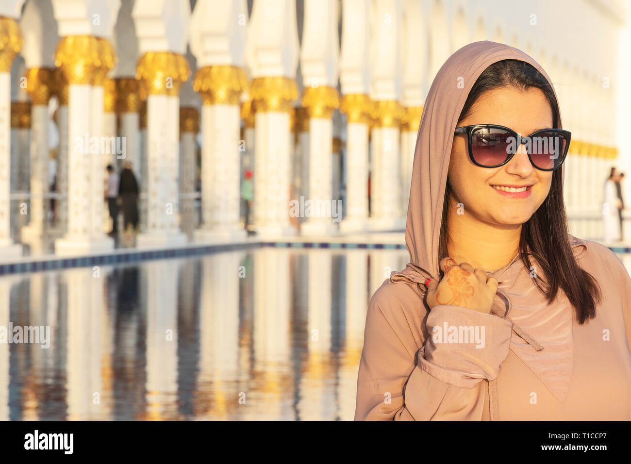 UAE/ABUDHABI - 15 DEZ 2018 - Frau mit Burka in der Großen Moschee. Stockfoto