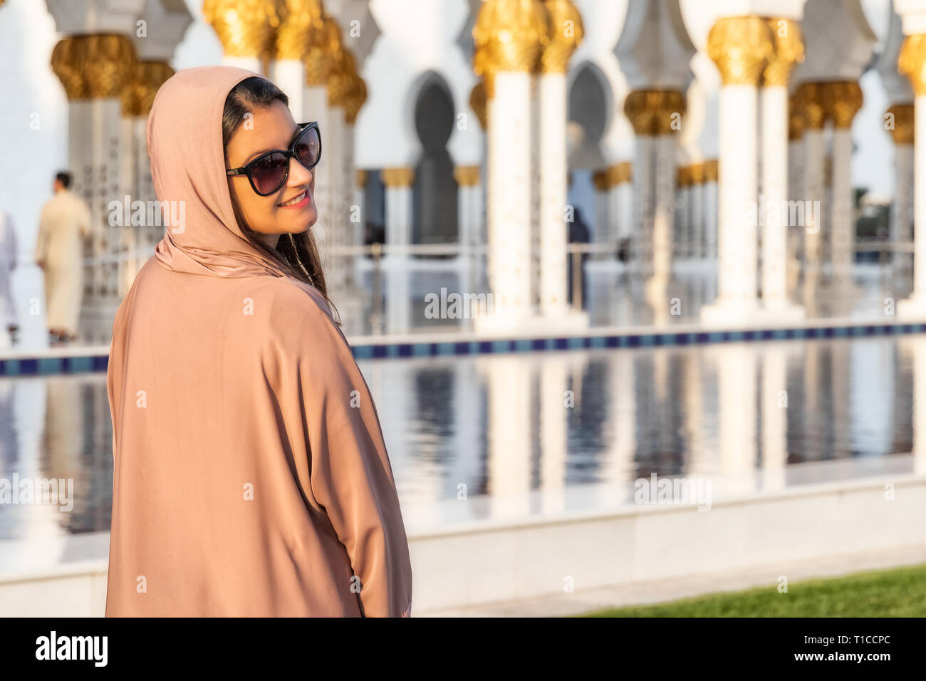 UAE/ABUDHABI - 15 DEZ 2018 - Frau mit Burka in der Großen Moschee. Stockfoto