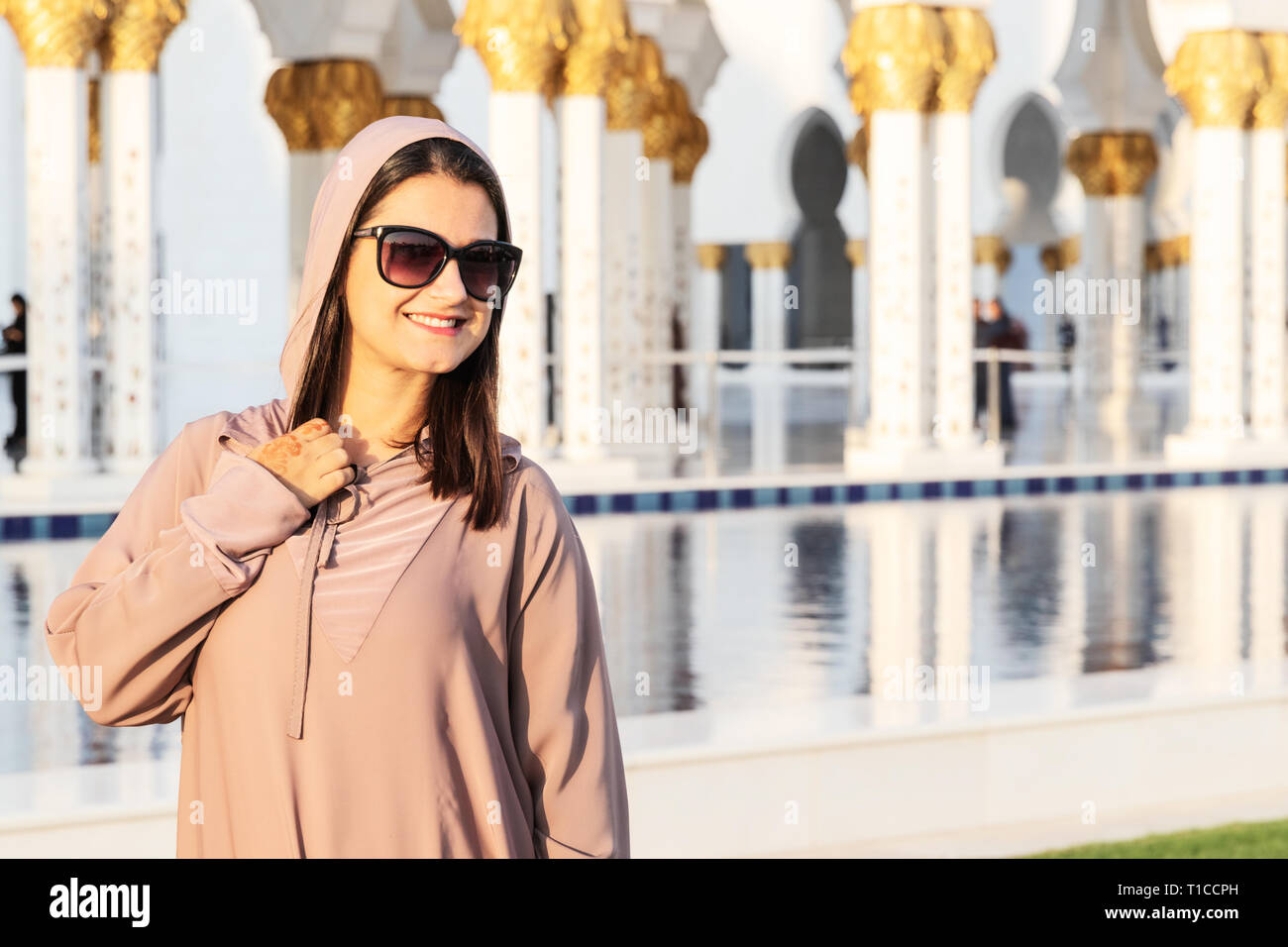 UAE/ABUDHABI - 15 DEZ 2018 - Frau mit Burka in der Großen Moschee. Stockfoto