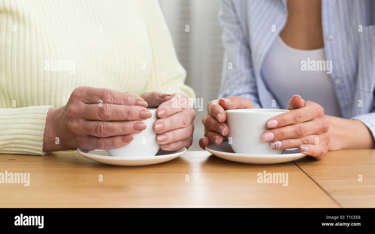 Tochter und Mutter trinken Kaffee, Nahaufnahme Stockfoto