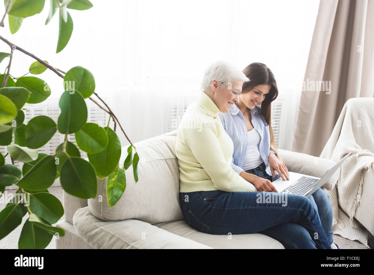 Nach Mutter und Tochter, mit Laptop anschauen Fotos Stockfoto