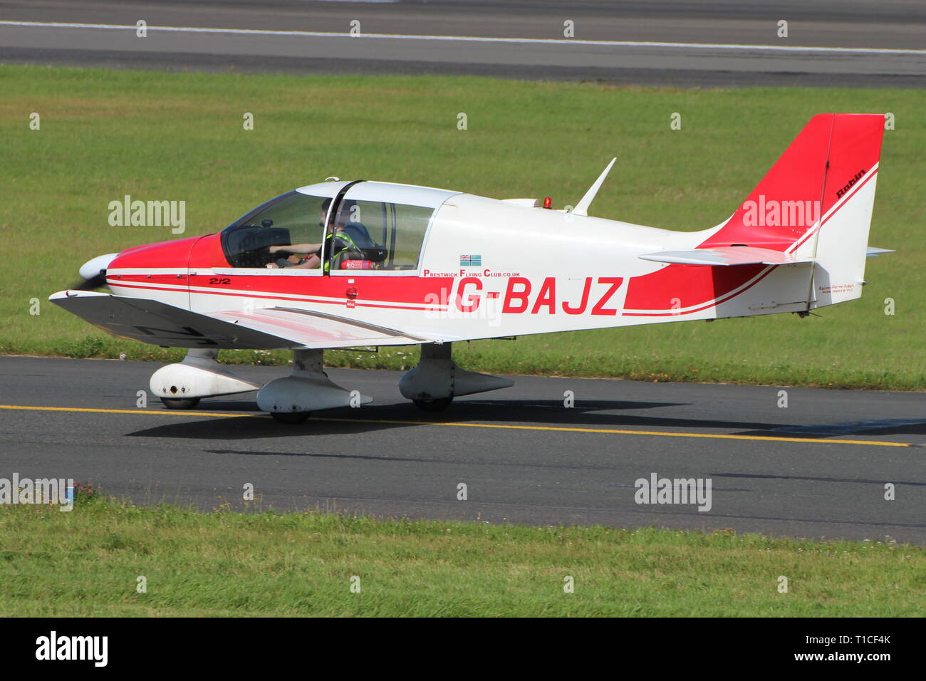 G-BAJZ, einer Robin DR 400/120 Dauphin 2+2 besessen und durch die Prestwick Flying Club betrieben, in seiner Heimat an der Prestwick International Airport in Ayrshire. Stockfoto