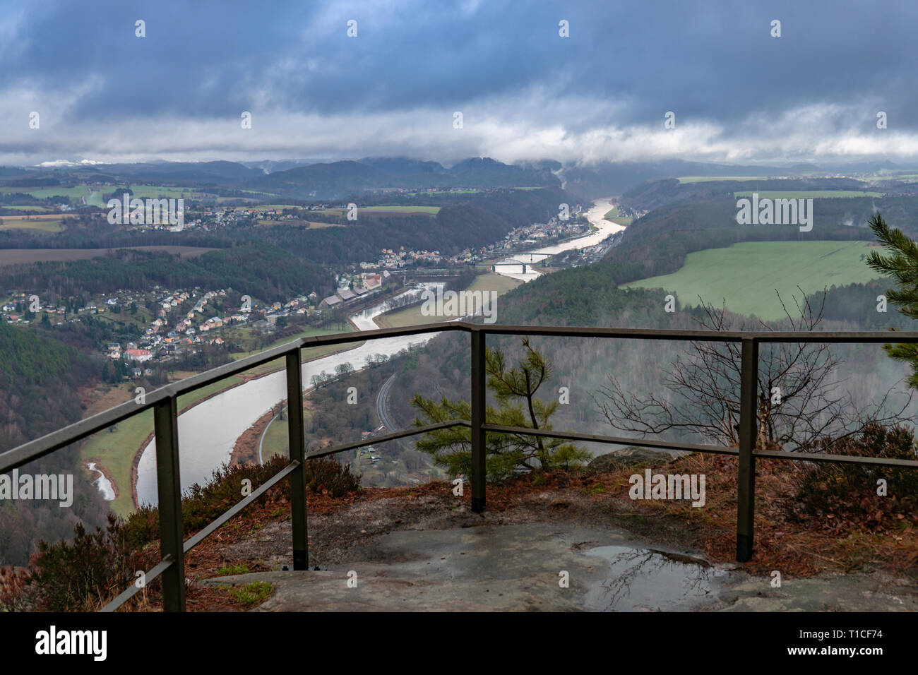 Blick vom Lilienstein in der Sächsischen Schweiz auf das Elbtal. Stockfoto