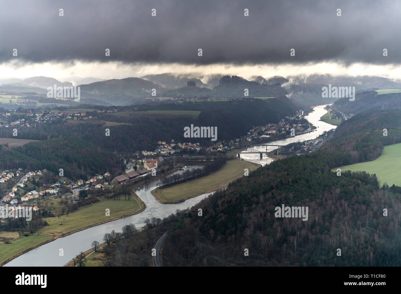 Blick vom Lilienstein in der Sächsischen Schweiz auf das Elbtal. Stockfoto