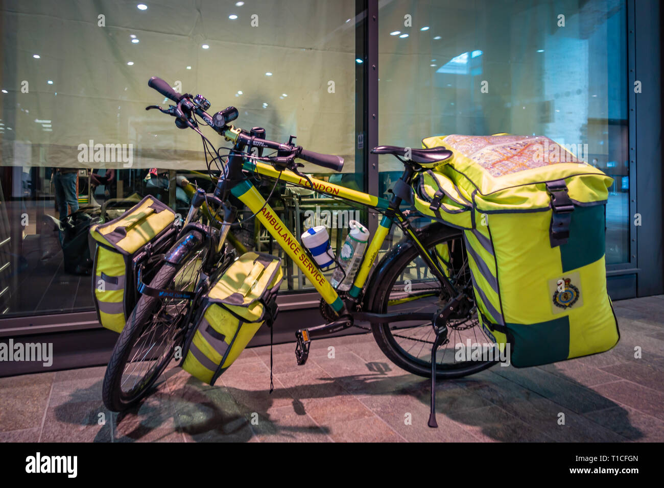 Seitenansicht eines Sanitäters Not-Aus-Bike, ein maßgeschneidertes Fahrrad, medizinische Ausrüstung und Kleidung auf seinem Fahrrad stehen außerhalb des London o geparkt Stockfoto