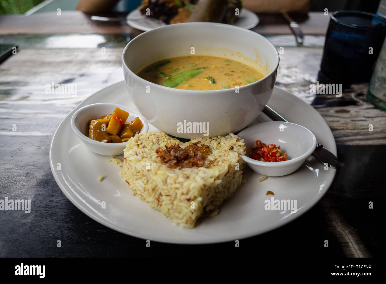 Lecker Reis und eine Schüssel mit Suppe mit pikanter Sauce machen dieses Mittagessen sehr schmackhaft und lecker. Es ist organisch und gesund Stockfoto