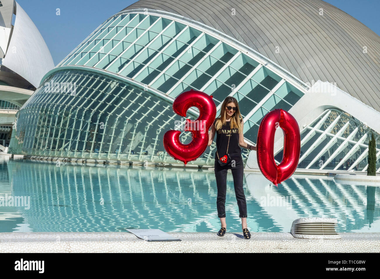 Eine Frau, die nach Valencia kam, um ihren dreißigsten - 30 Geburtstag zu feiern, Stadt der Wissenschaft Valencia Spanien junge dreißig Jahre Stockfoto