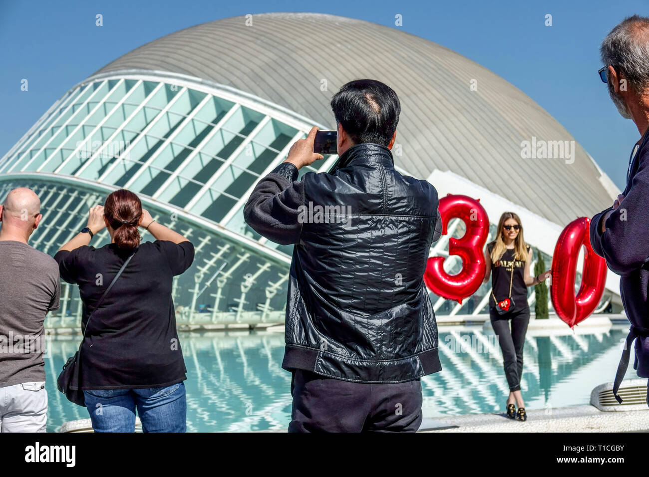 Valencia, eine Frau, die nach Valencia kam, um ihren dreißigsten Geburtstag zu feiern, City of Science Valencia Spanien Stockfoto