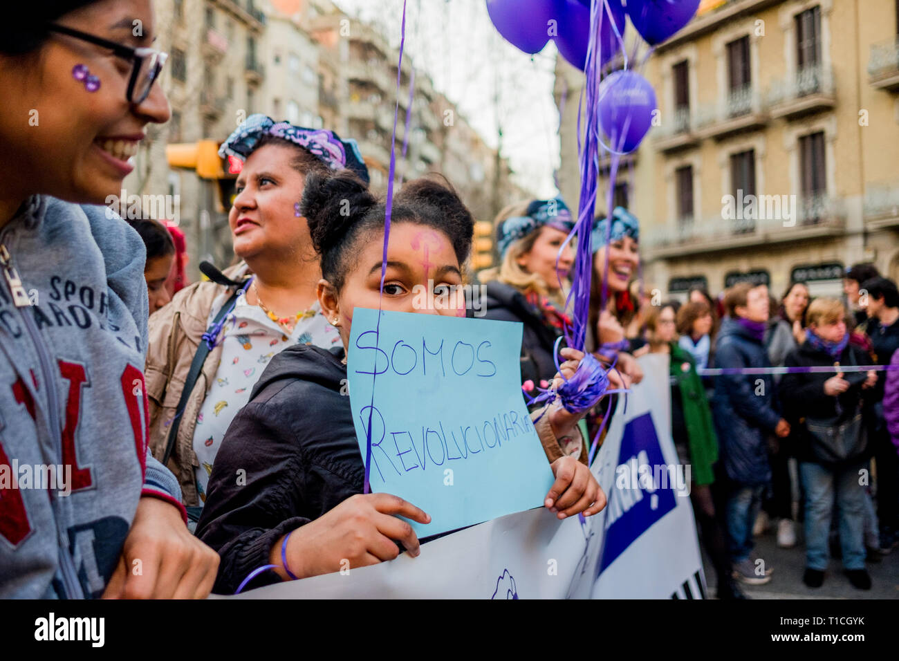 Barcelona, Spanien - 8. März 2019: Afrikanische Frauen Kundgebung im Zentrum der Stadt während der Frau Tag für die Menschenrechte besser für Frauen und Feminismus Stockfoto