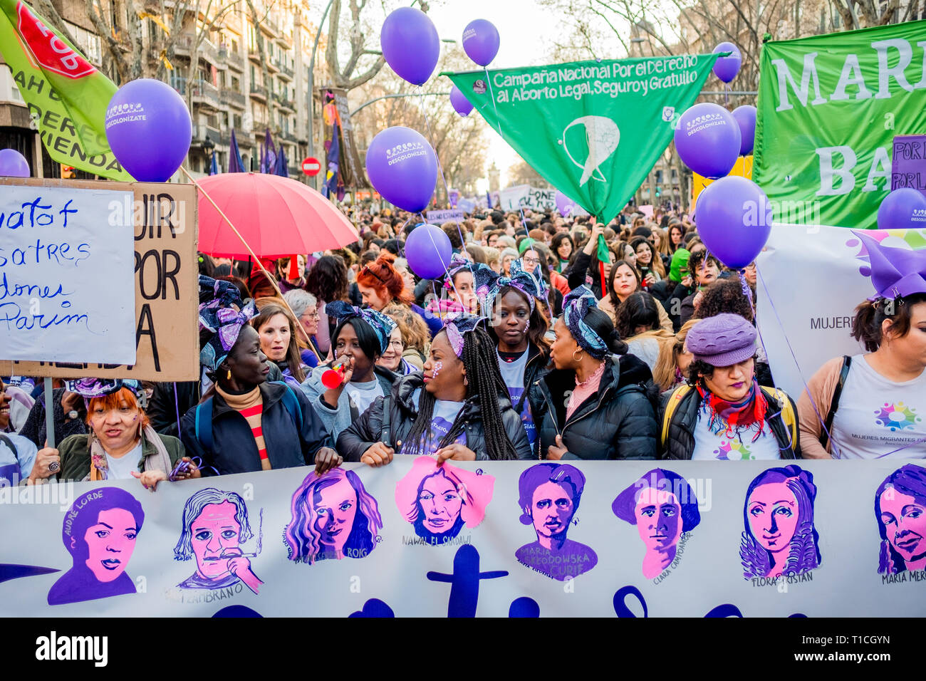Barcelona, Spanien - 8. März 2019: Krähen von Frauen Kundgebung im Zentrum der Stadt während der Frau Tag für die Menschenrechte besser für Frauen und Feminismus Stockfoto