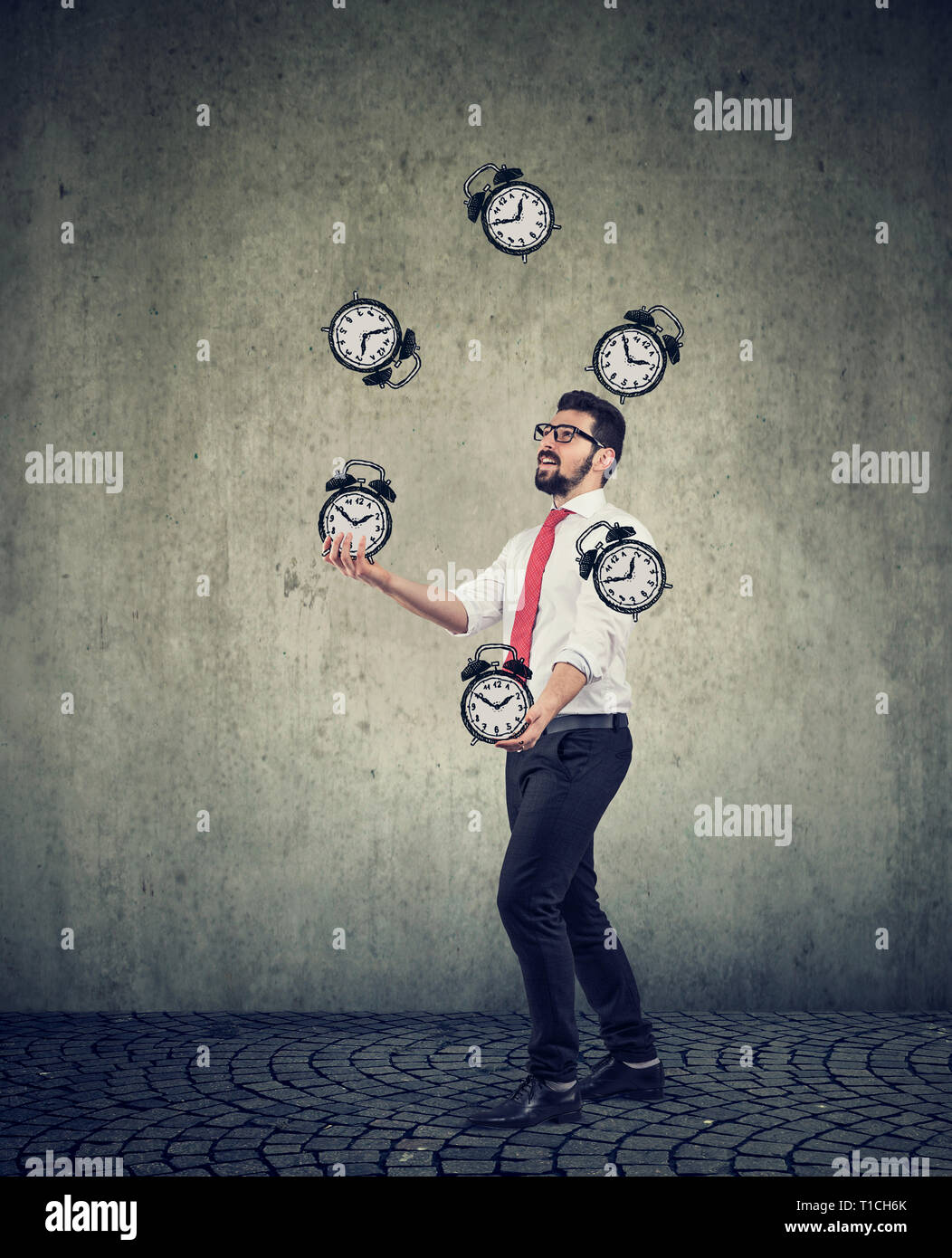 Happy business Mann Erfolgreich jonglieren seine Zeit verwalten Stockfoto