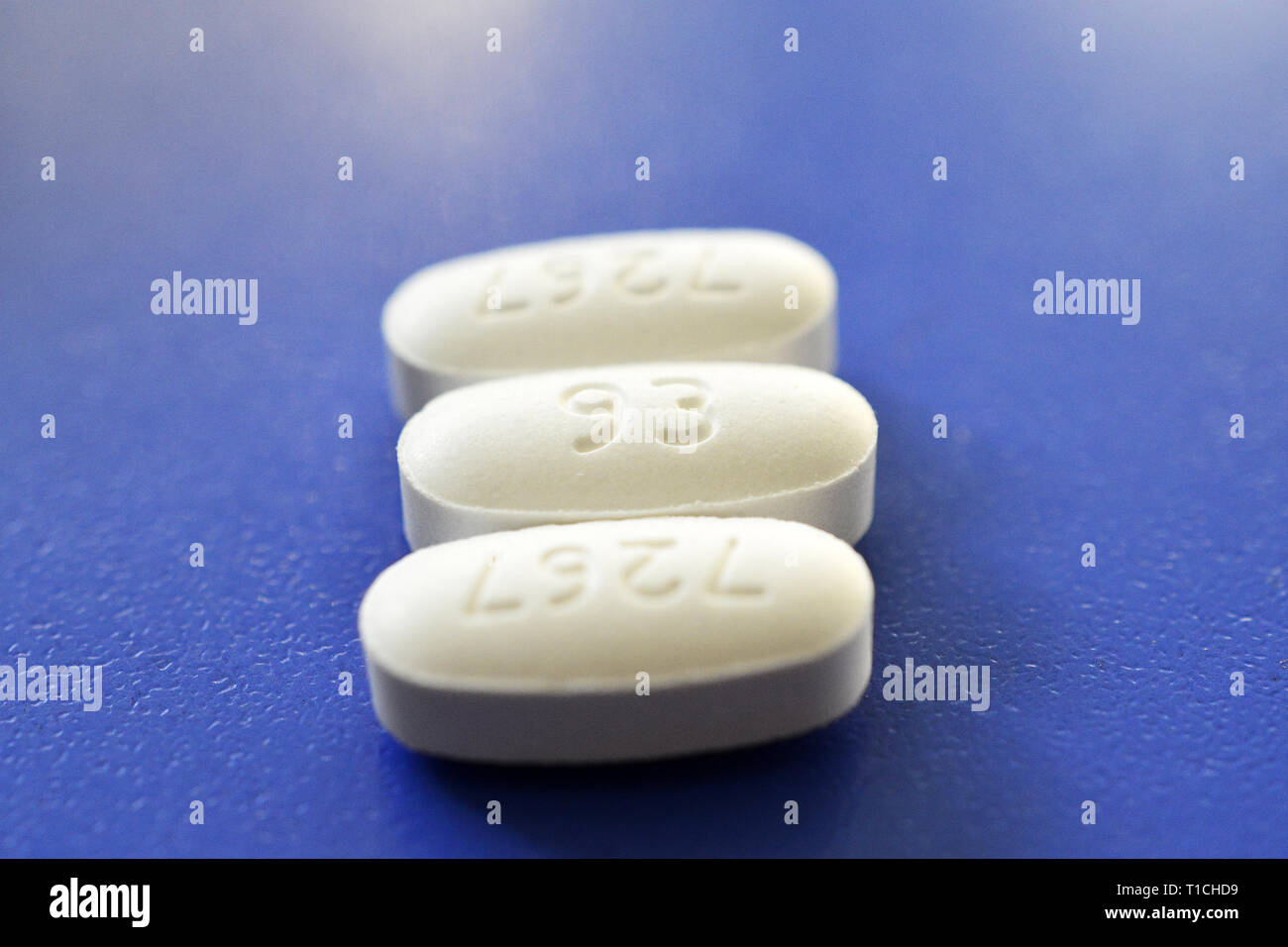 Metformin verschreibungspflichtige Pillen mit Identifikationsnummern auf blauem Hintergrund, Bild einer Stockfoto