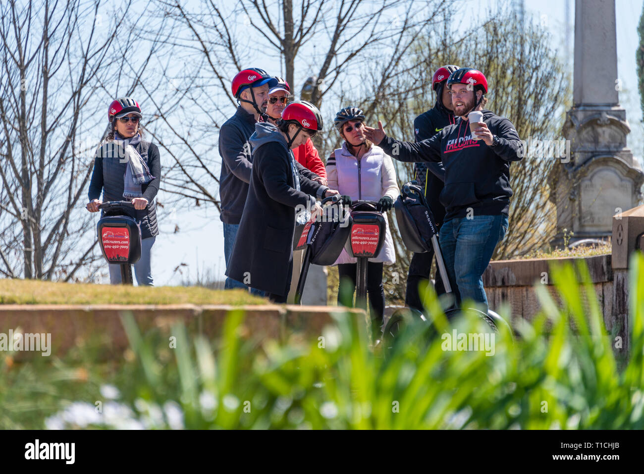Ein Segway Tour Gruppe am historischen Oakland Cemetery, gegründet als Atlanta Friedhof im Jahre 1850, etwas außerhalb der Innenstadt von Atlanta, Georgia. (USA) Stockfoto