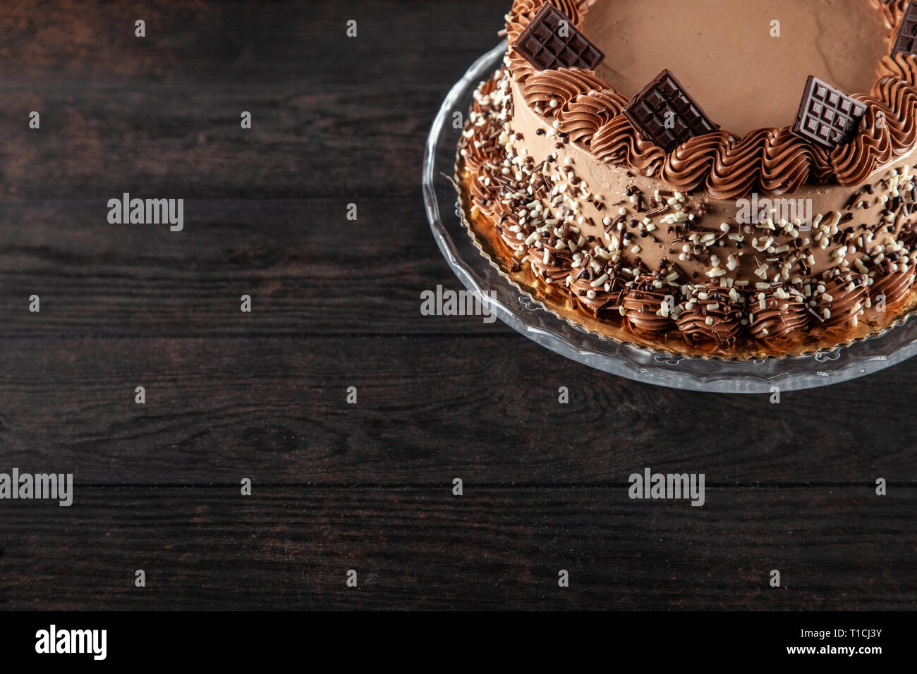 Schokoladenkuchen auf dunklem Hintergrund Stockfoto