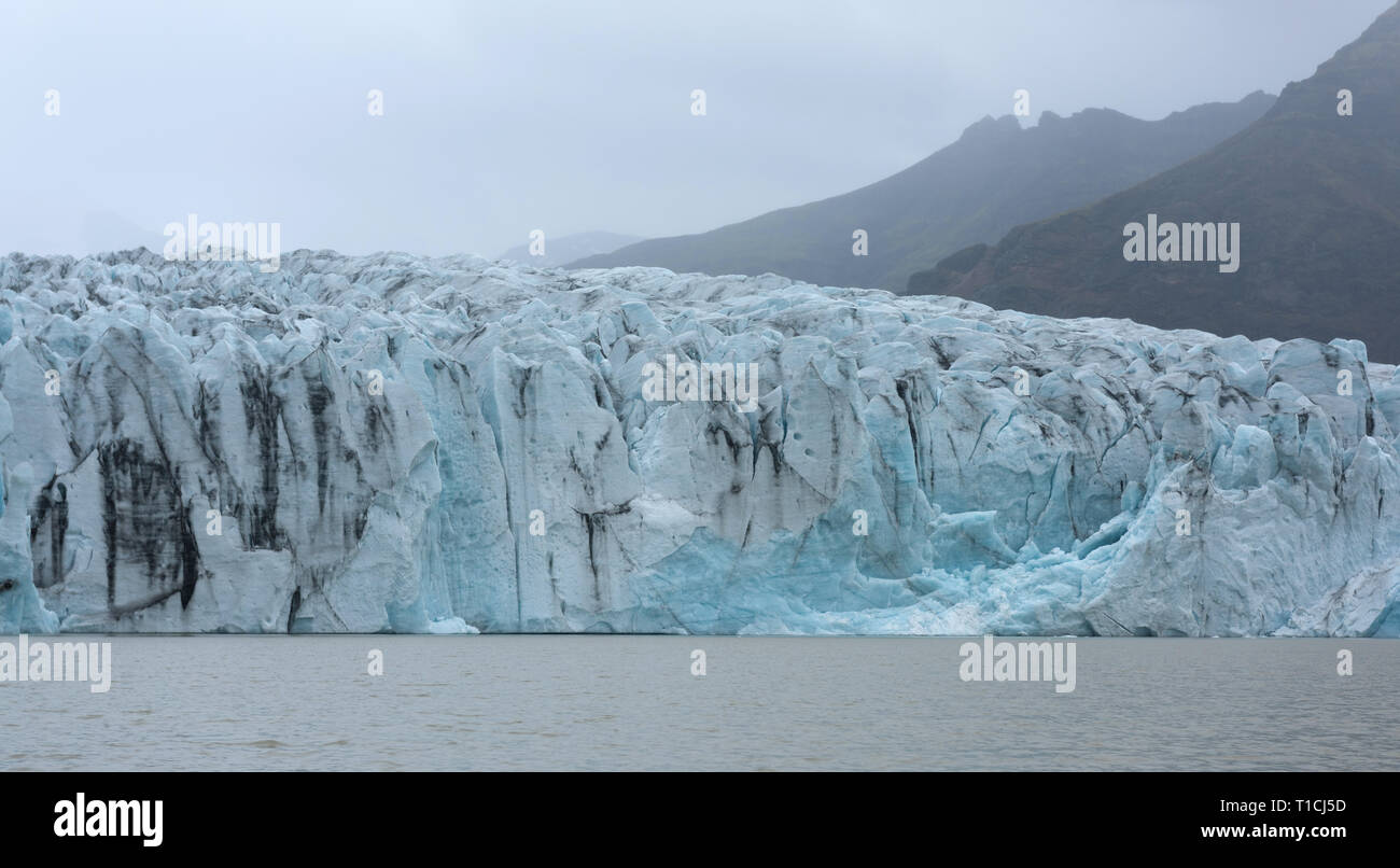 Der Fjallsarlon Gletschersee am südlichen Ende des isländischen Gletscher Vatnajökull. Einige ice-bergs Driften durch auf seiner Oberfläche Stockfoto