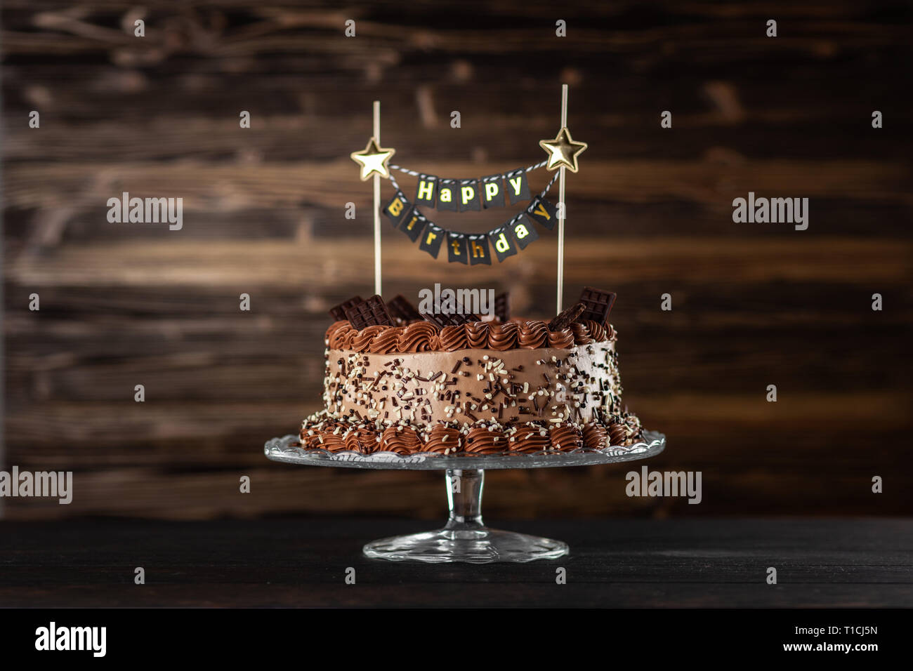 Schokoladenkuchen auf dunklem Hintergrund Stockfoto