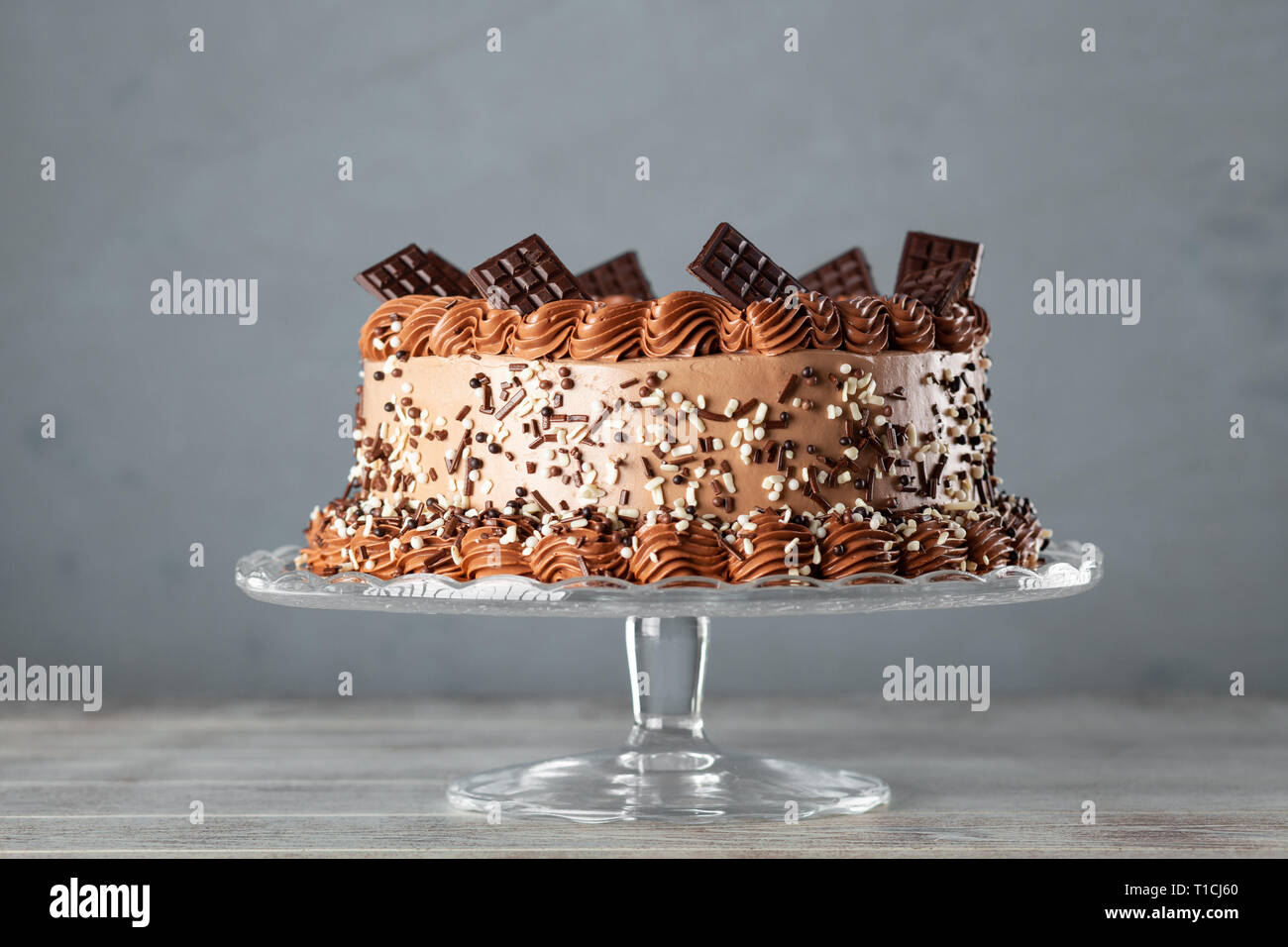Schokoladenkuchen auf dunklem Hintergrund Stockfoto