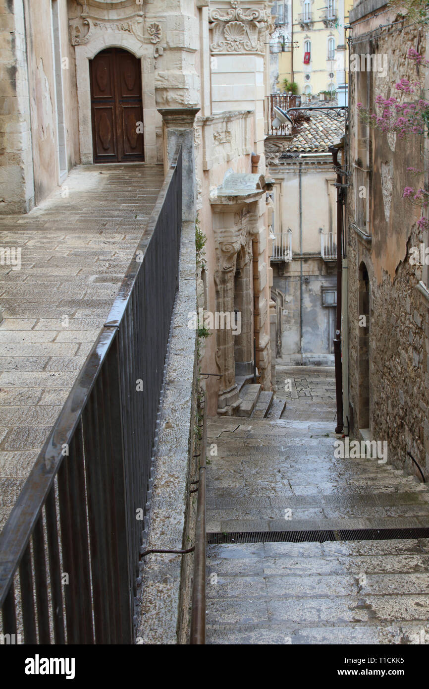 Erkunden Sie die Gassen und Straßen von Ragusa Ibla, sehr alter Häuser der Altstadt und street Szenen Stockfoto