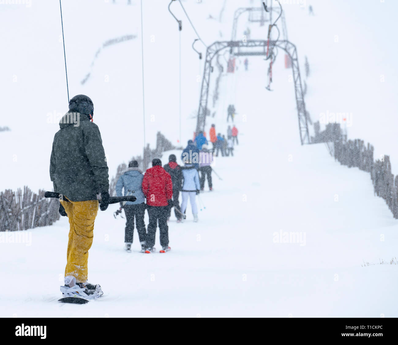 Glenshee, Schottland, Großbritannien. 16. März, 2019. Schnee auf hohen Boden in Schottland bedeutete Skifahren in Glenshee Skigebiet in Aberdeenshire war gut und h Stockfoto