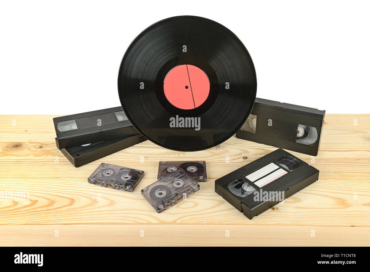 Zusammensetzung von Schallplatten, Audiokassetten und Videokassetten auf hölzernen Tisch. Platz kopieren Stockfoto
