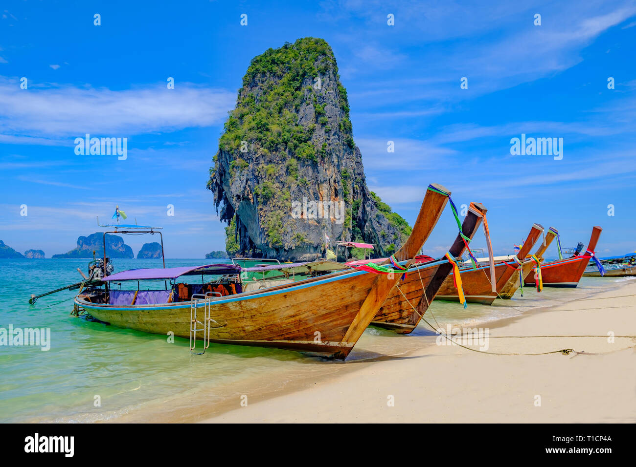 Schöne Landschaft mit langen Schwanz Boote am tropischen Strand der Insel Krabi, Thailand. Stockfoto