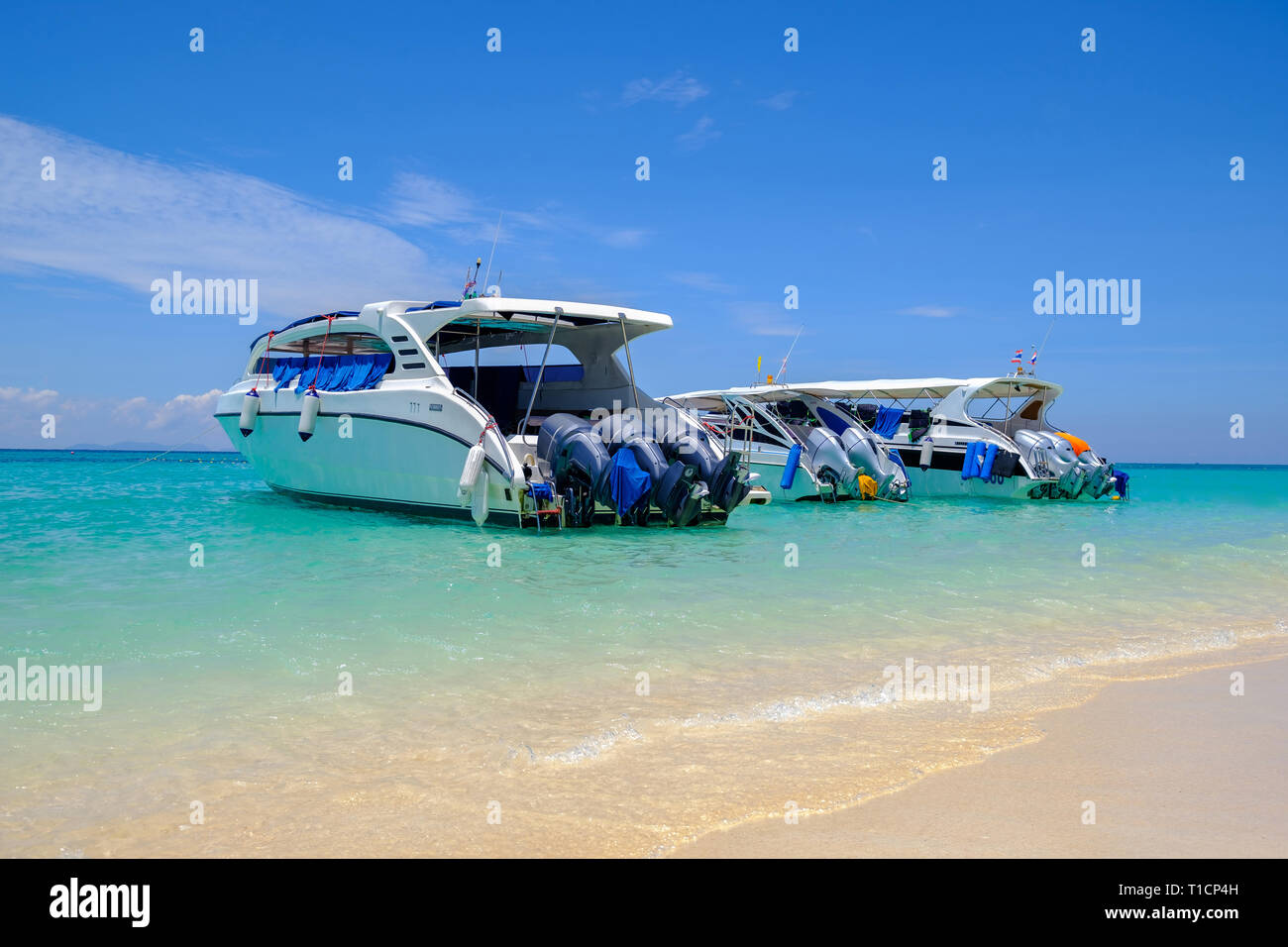 Schnellboote am wunderschönen Strand von Tropical Island, in Warten auf Fahrgäste. Stockfoto