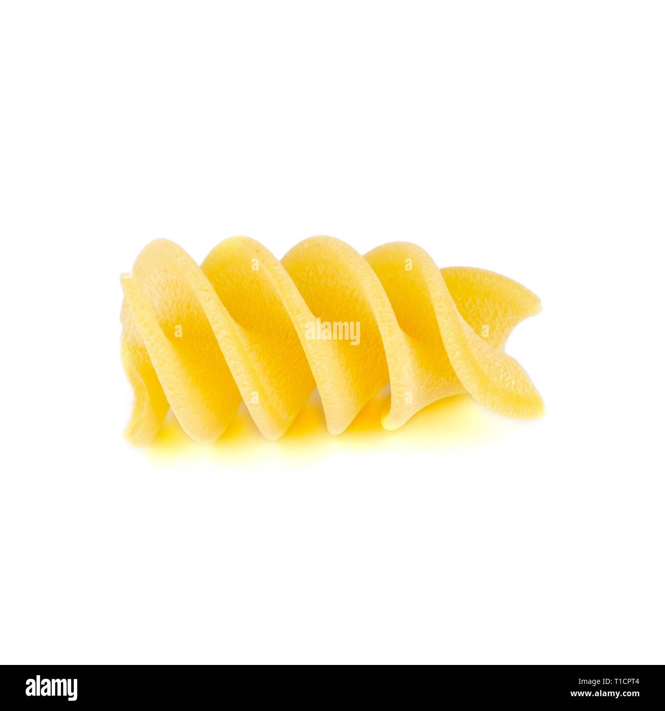 Riesige Fusilli isoliert auf Weiss. Nähe zu sehen. Stockfoto