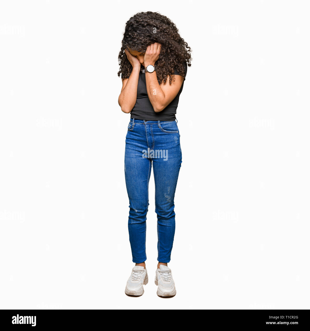 Junge schöne Frau mit lockigem Haar mit traurigen Ausdruck für Gesicht mit den Händen und weinte. Depression Konzept. Stockfoto