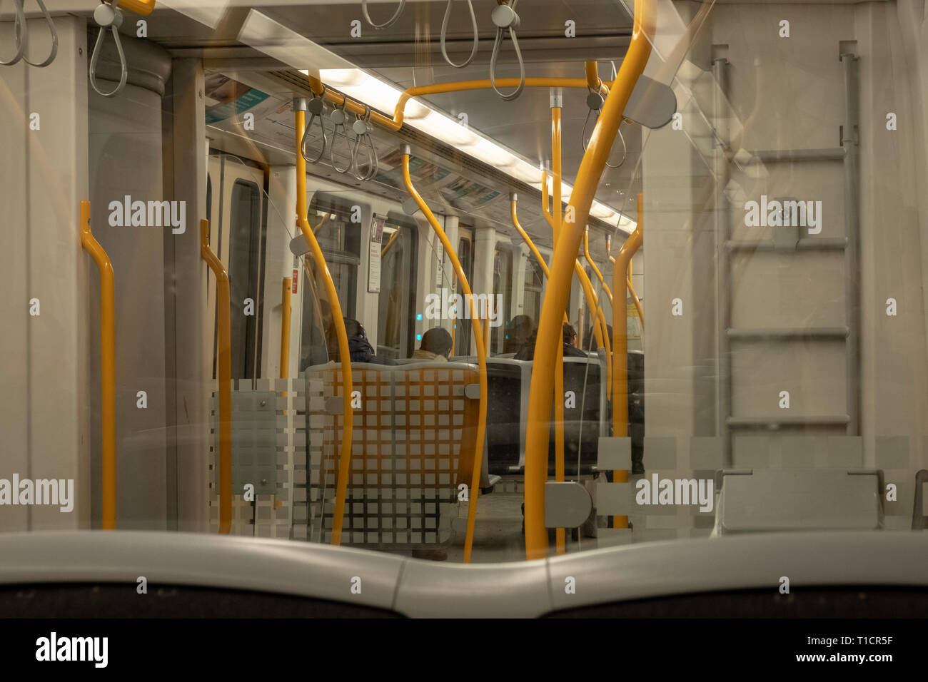 Pendler in der U-Bahn, Abend, auf dem Weg nach Hause, Oslo, Norwegen Stockfoto