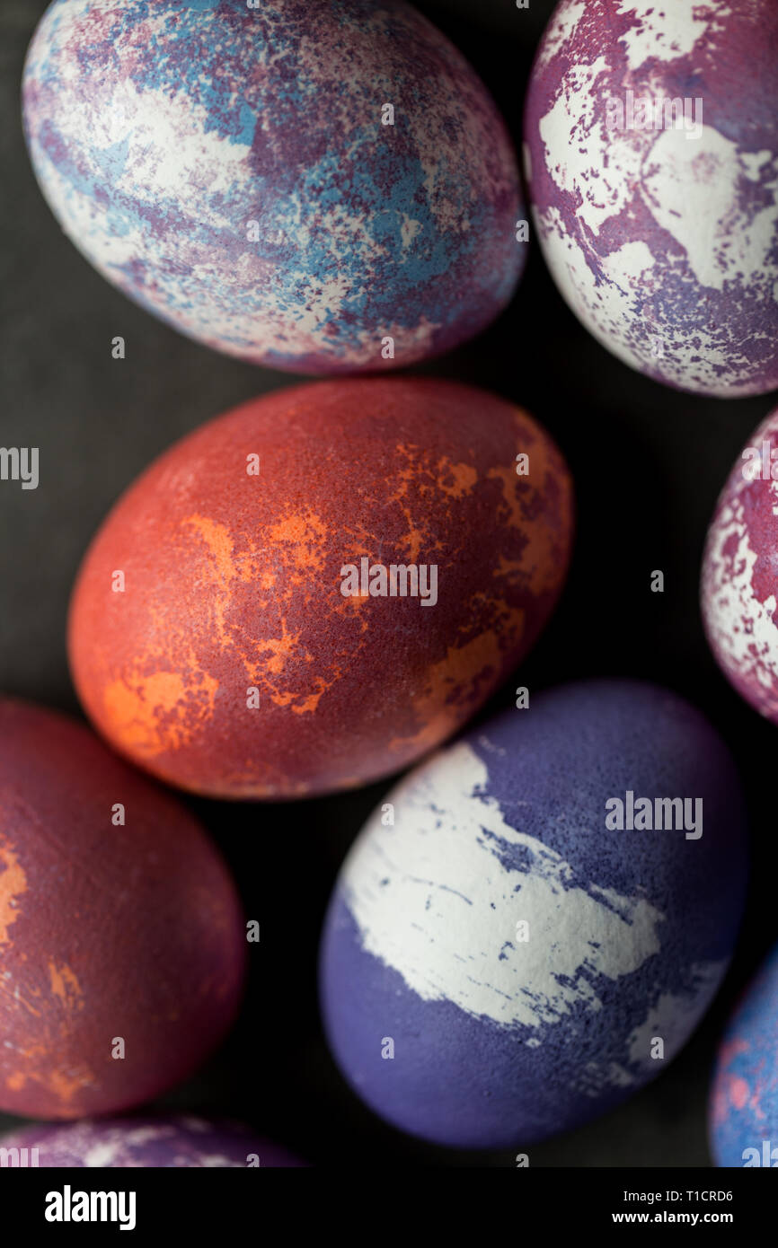 Bunte Ostereier auf dunklem Hintergrund. Konzept der Ostern bemalte Eier Stockfoto