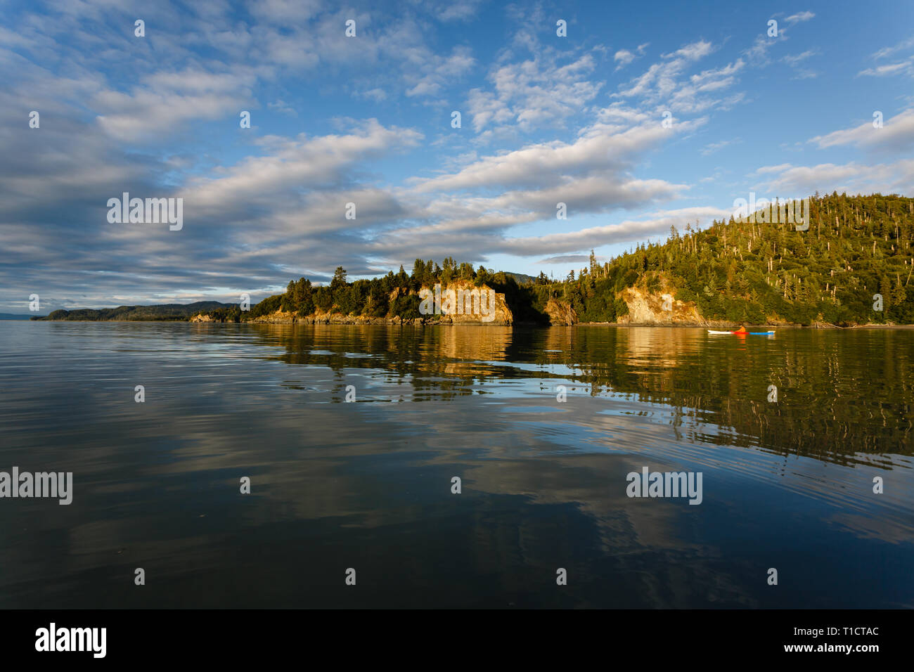 Kanu in der Mitte der Bucht, in der Nähe von Homer, Alaska an einem hellen Sommertag Stockfoto