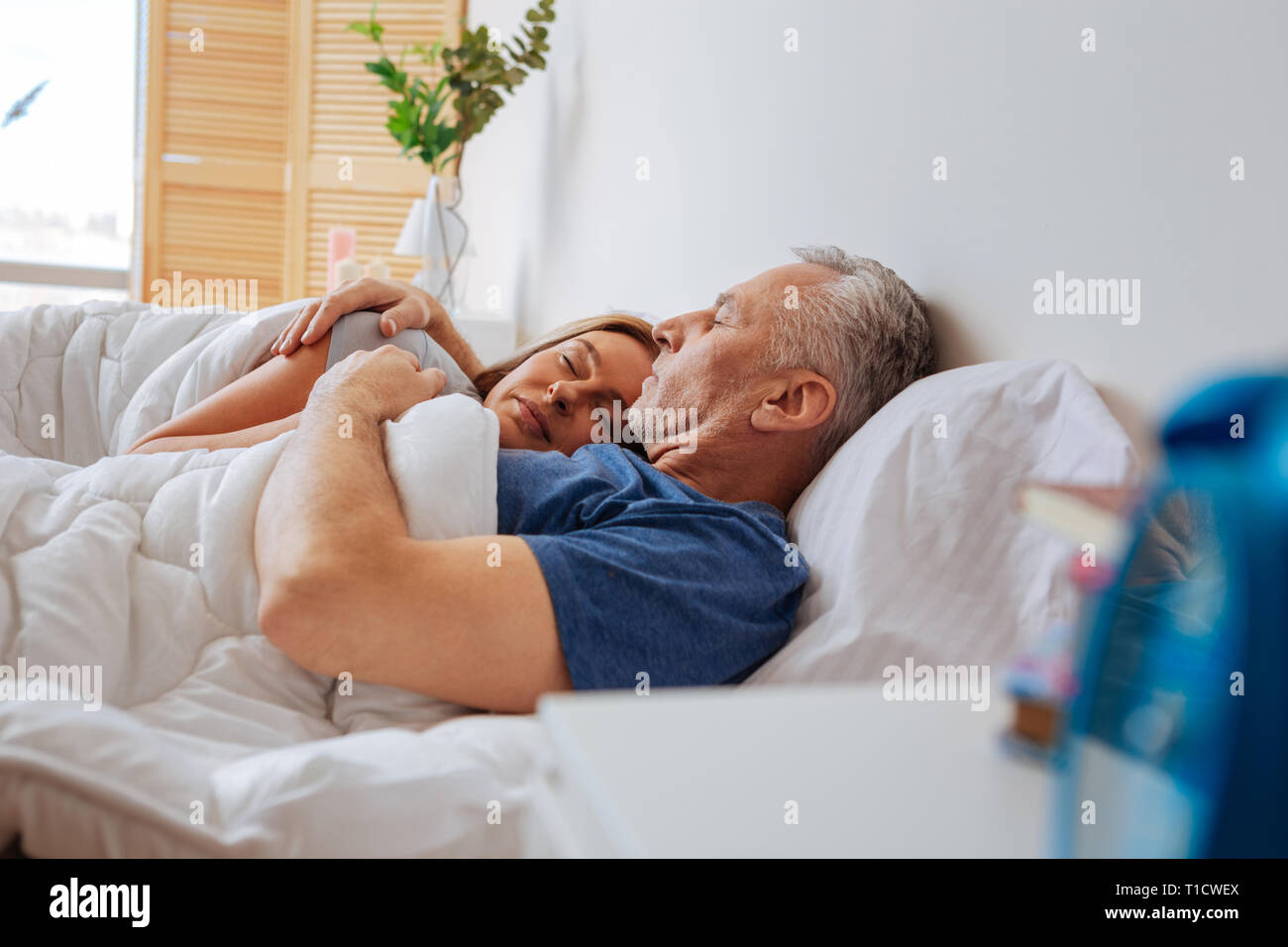 Der bärtige Mann schlafen in der Nähe seiner ansprechenden liebevolle Frau Stockfoto
