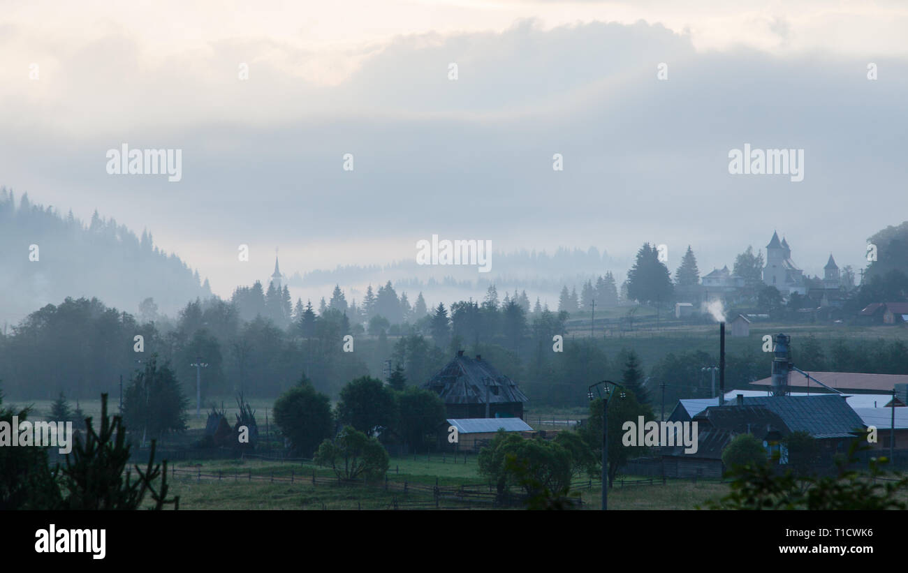Nebeliger morgen Panorama von Green Mountain Valley, Transkarpatien, Vatra Dornei, Bucovina Region, Europa. Schönheit der Natur Konzept Hintergrund. Stockfoto