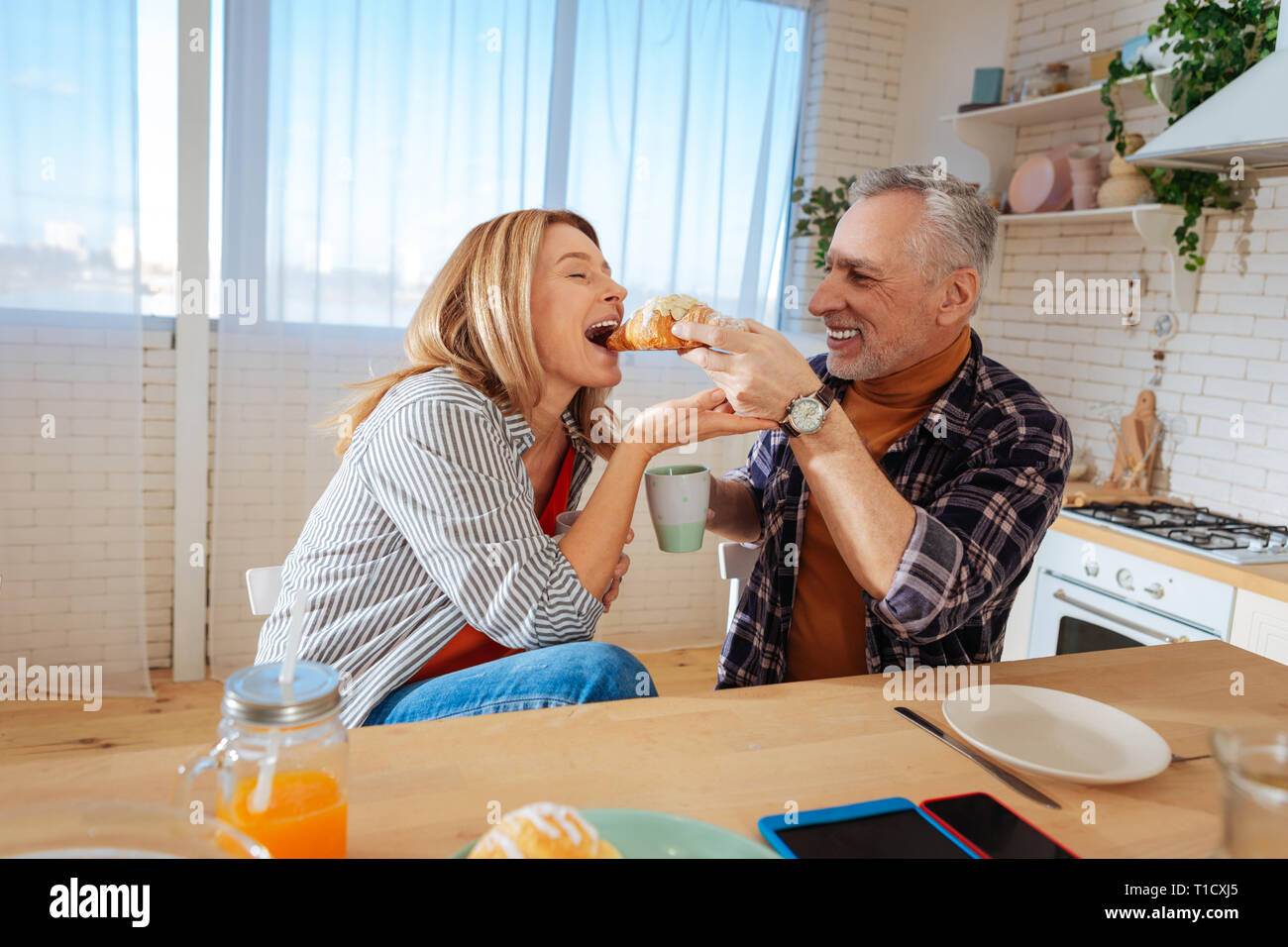 Mann Frau füttern Sie Ihr Croissant am Morgen Stockfoto