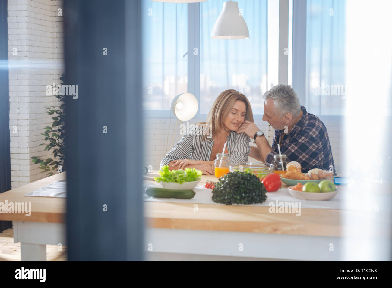 Frau und Mann gemeinsam das Gefühl gut Frühstücken Stockfoto