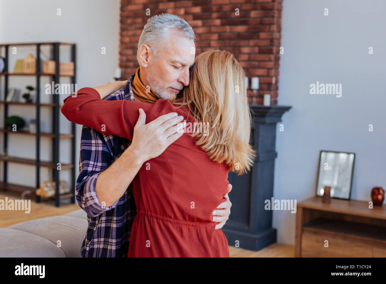 Grauhaarige bärtigen reifer Mann tanzen mit seiner liebevollen Frau Stockfoto