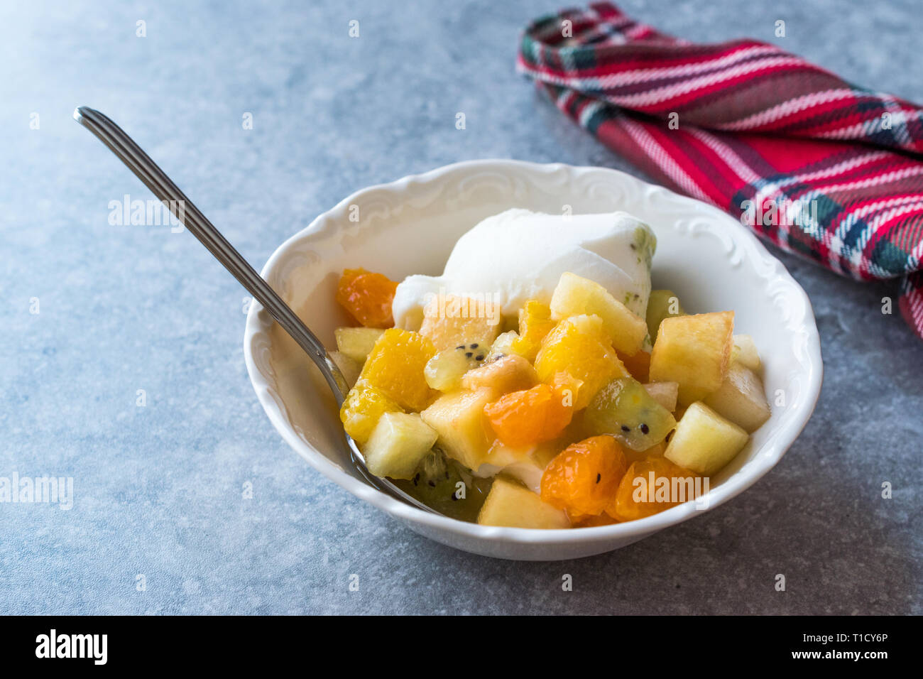 Obstsalat Mit Vanilleeis In Keramik Schussel Bereit Zu Essen Stockfotografie Alamy