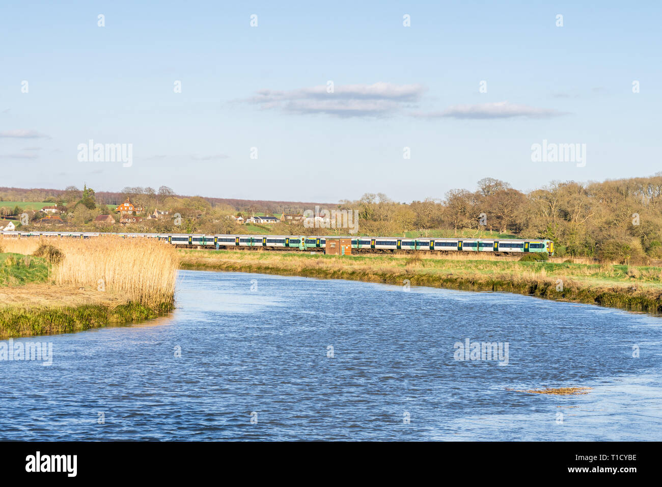 Ein Zug der Südbahn nähert sich in Arundel, West Sussex, England, Großbritannien Stockfoto