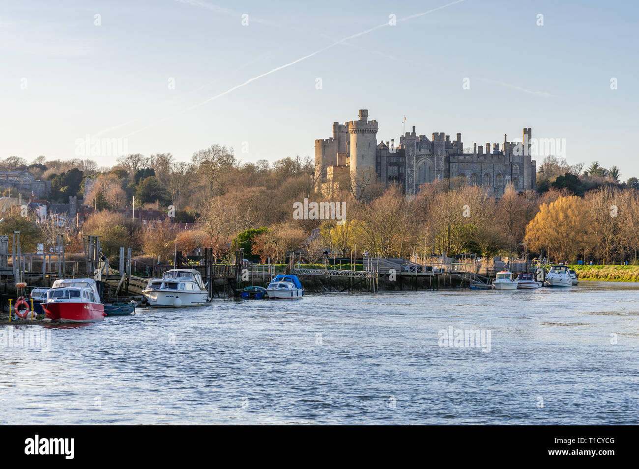 Arundel Castle, eine restaurierte mittelalterliche Burg in der historischen Marktstadt Arundel als vom Ufer des Arun Fluss gesehen, West Sussex, England, Großbritannien Stockfoto