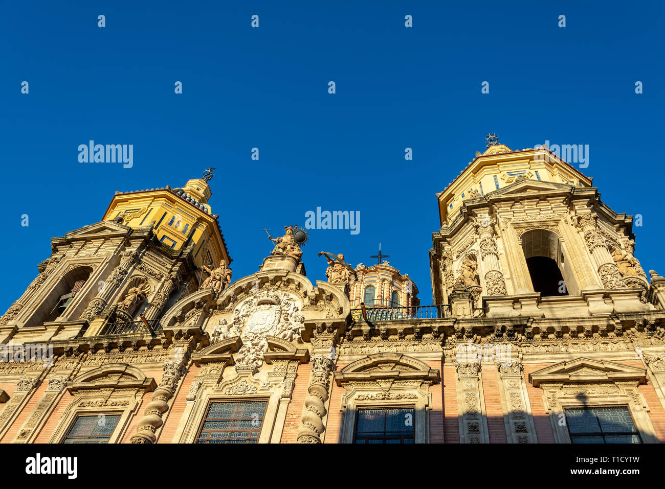 Goldene Morgenlicht auf der Fassade der Kirche San Luis de Los Franceses in Sevilla, Spanien, Stockfoto
