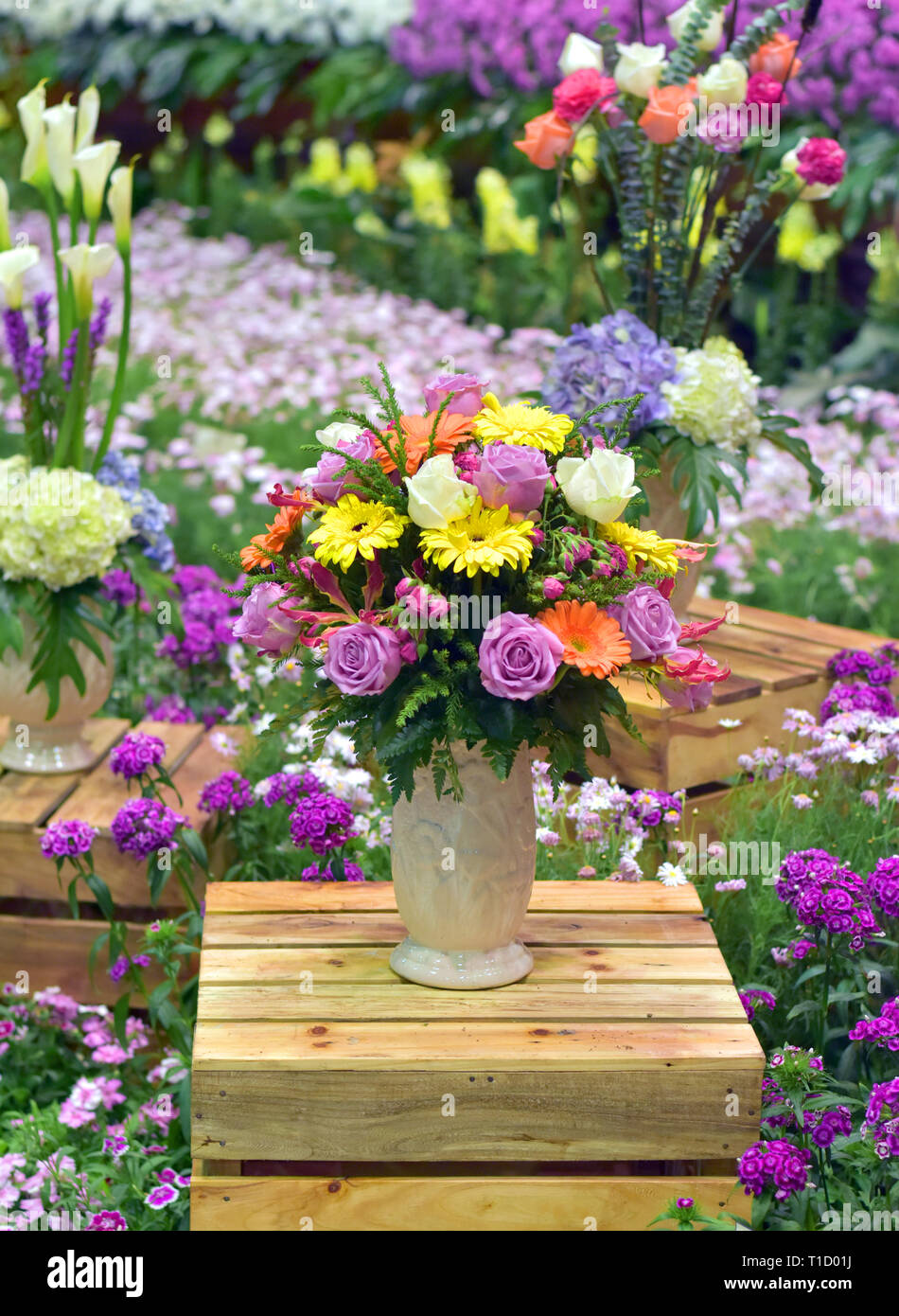 Blumen in Vase auf hölzernen Kasten zeigen im Flora Ausstellung, schöne blumige Muster, Garten dekoratives, Kunst der Blumenstrauß Blumenstrauß-Design, Design, Flo Stockfoto