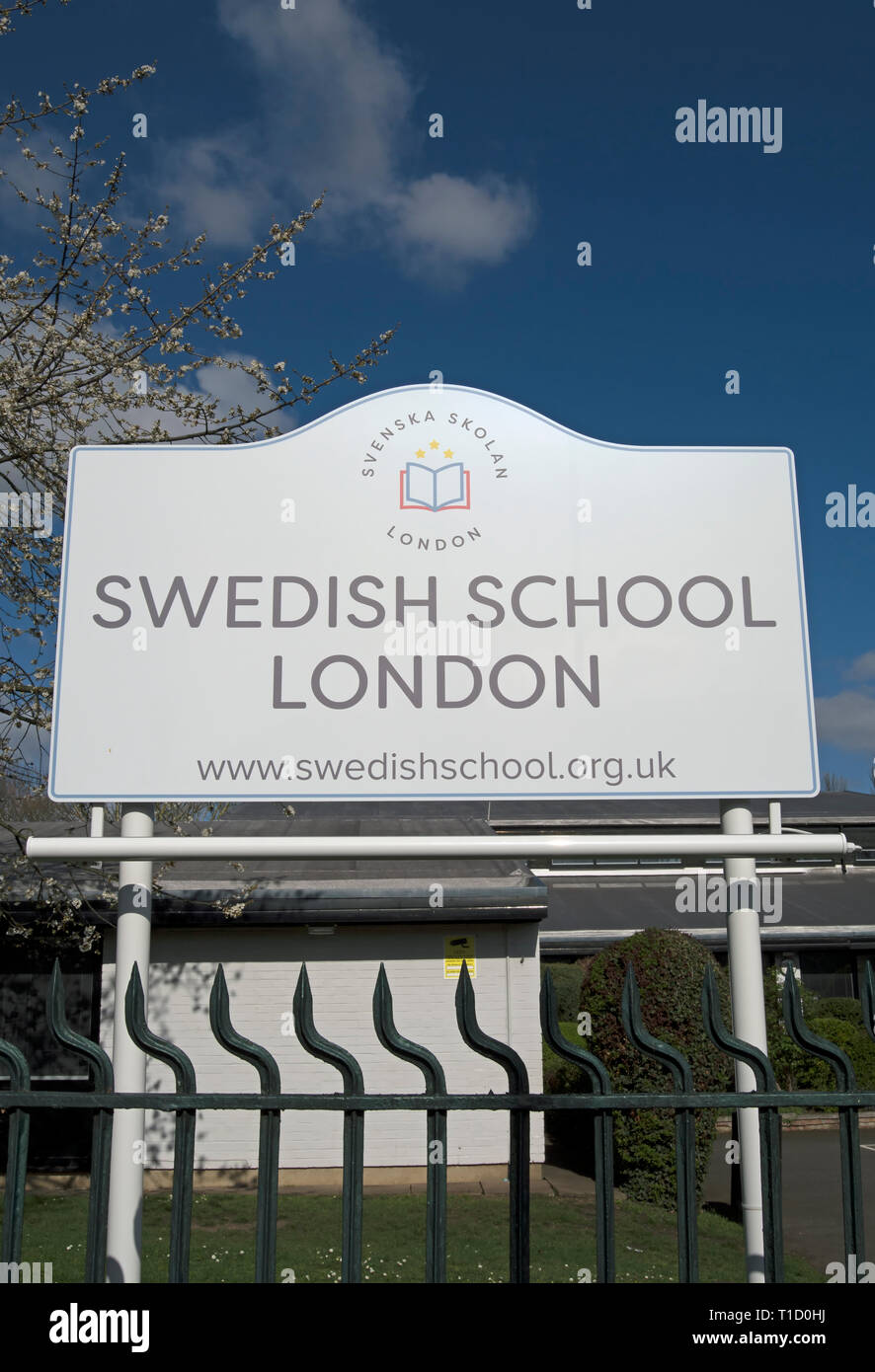 Eingangsschild für die schwedische Schule London, in Barnes, London, England Stockfoto